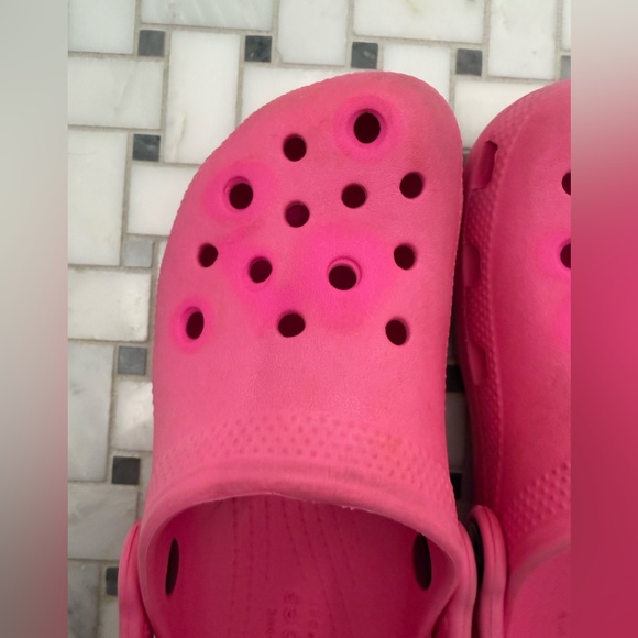 CROCS Little Girls Vibrant Pink Water Shoes - Picture 7 of 7